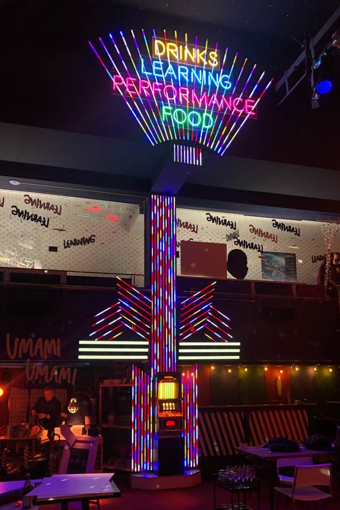 antiboring units, Exponat für „Learning All Night Long“ im Delphi Showpalast 2.0